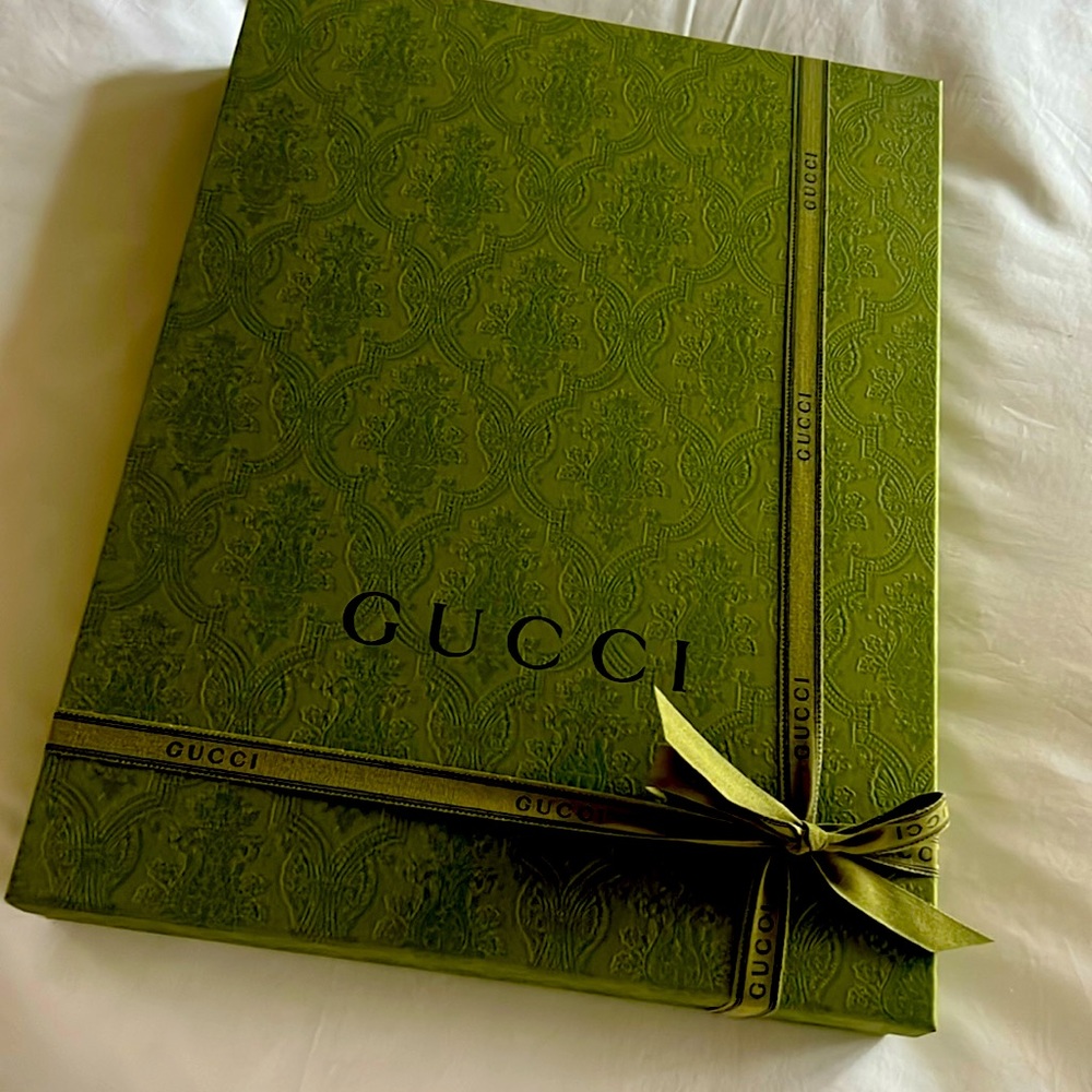 Gucci garmet box with carrying matching green bag